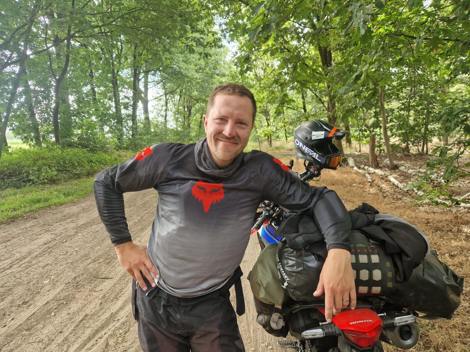 David mit beladenem Honda CRF300 Rally auf einem Waldweg